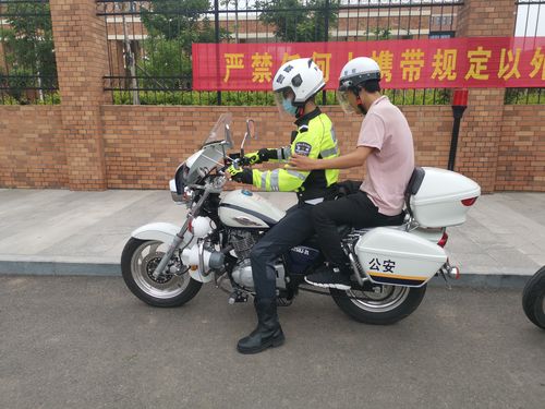 图为民警驾驶摩托车带着考生的老师去取准考证